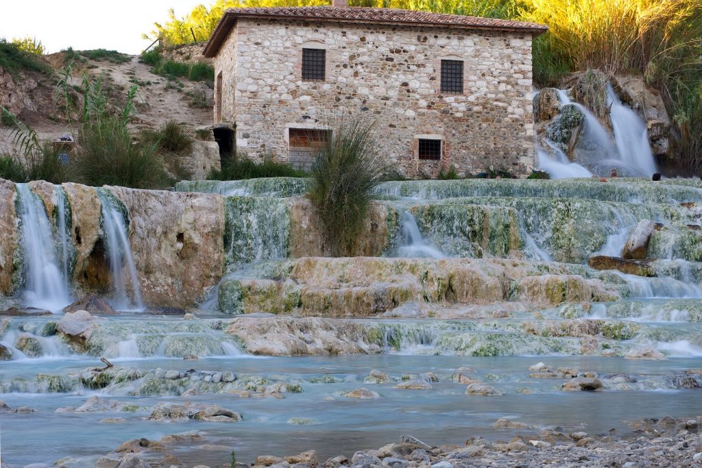 TERME DI SATURNIA: ECCO LE STRUTTURE IN CUI DORMIRE VICINO ALLE CASCATE DEL MULINO