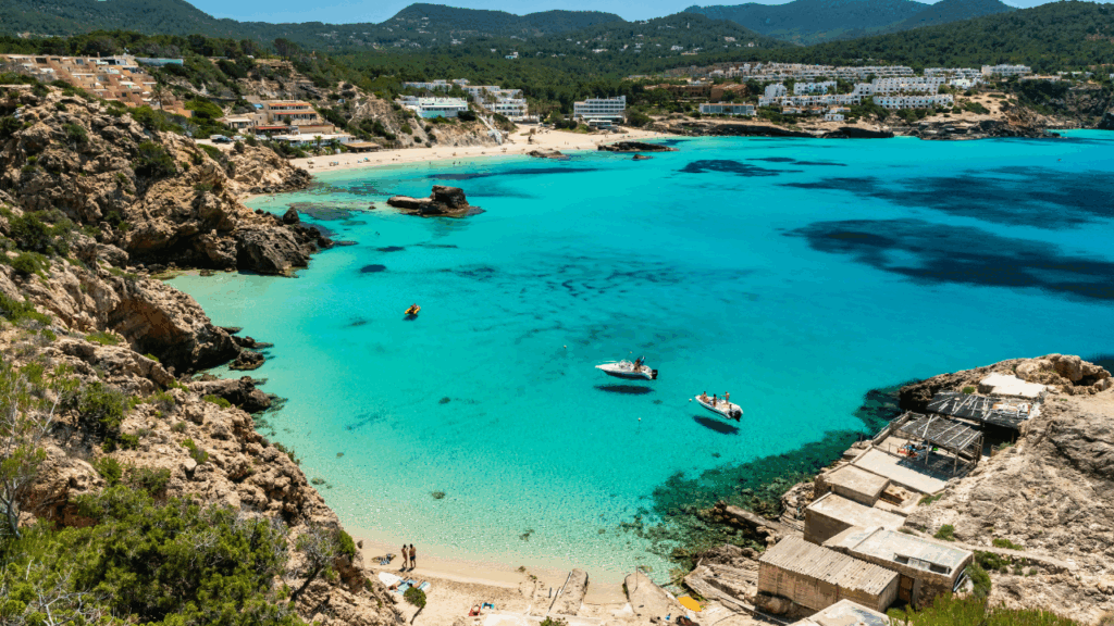 Dove dormire a Ibiza: tra calette segrete, borghi bianchi e aperitivi vista mare